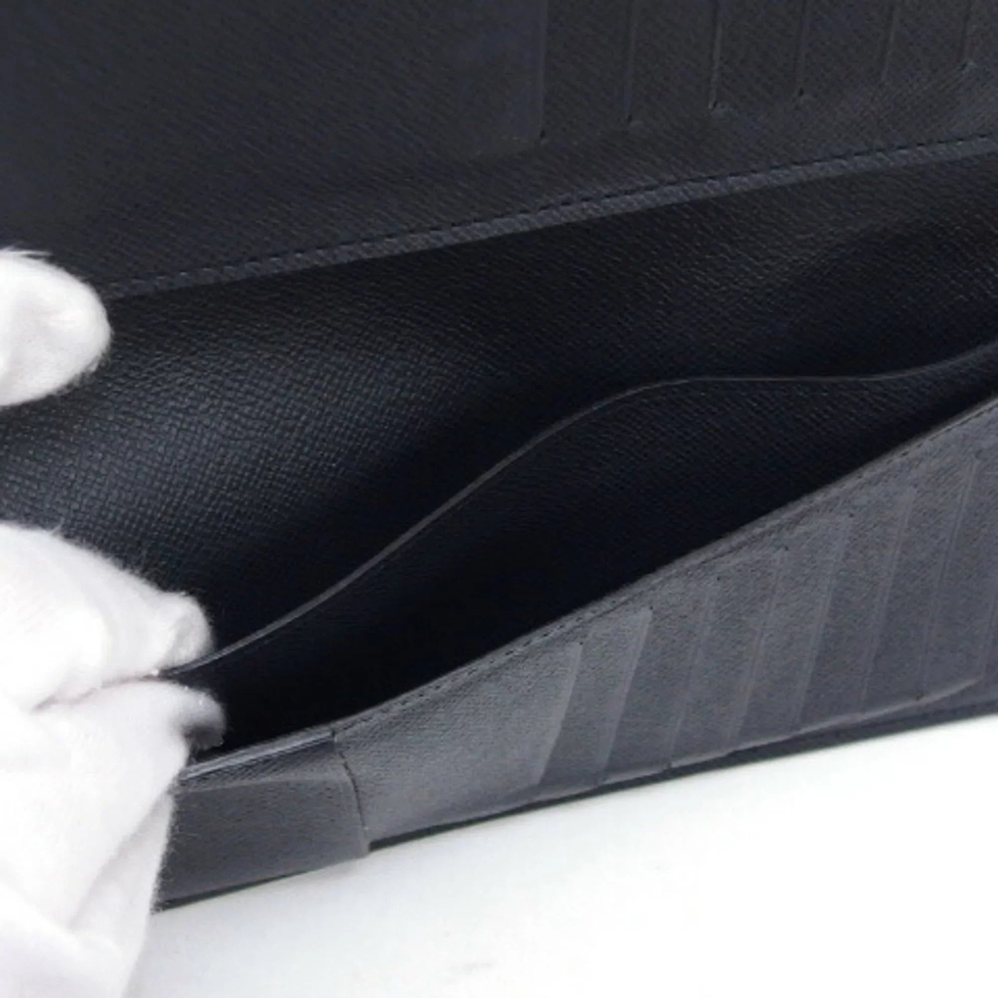 Pre-Owned Louis Vuitton Taiga Bifold Long Wallet Billfold Black (Good)