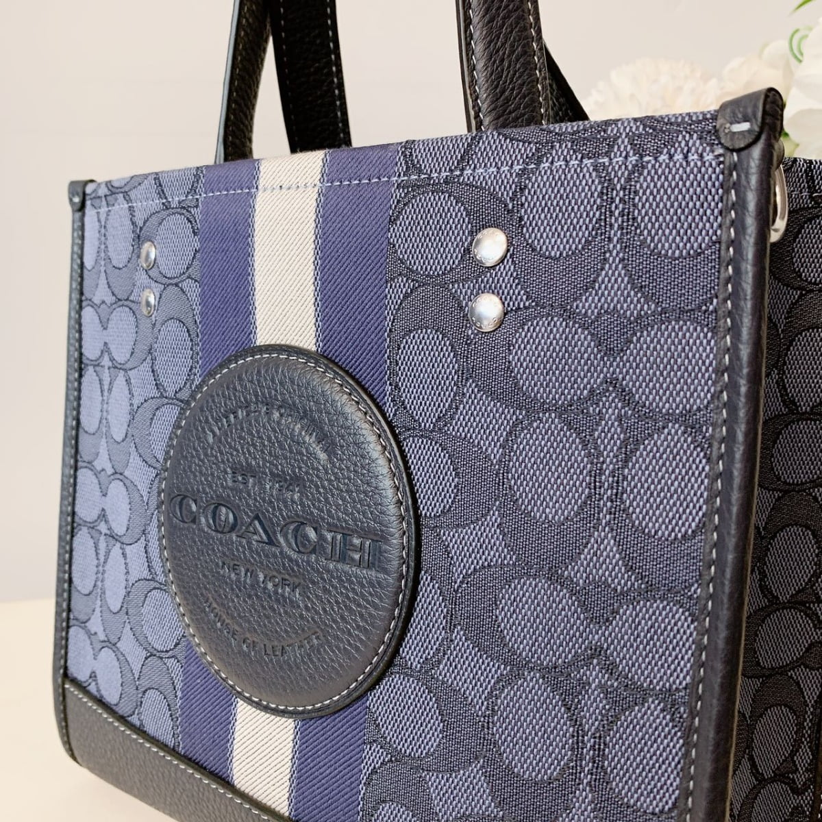 Dempsey Tote 22 In Signature Jacquard With Stripe And Coach Patch (Denim / Midnight Navy Multi)