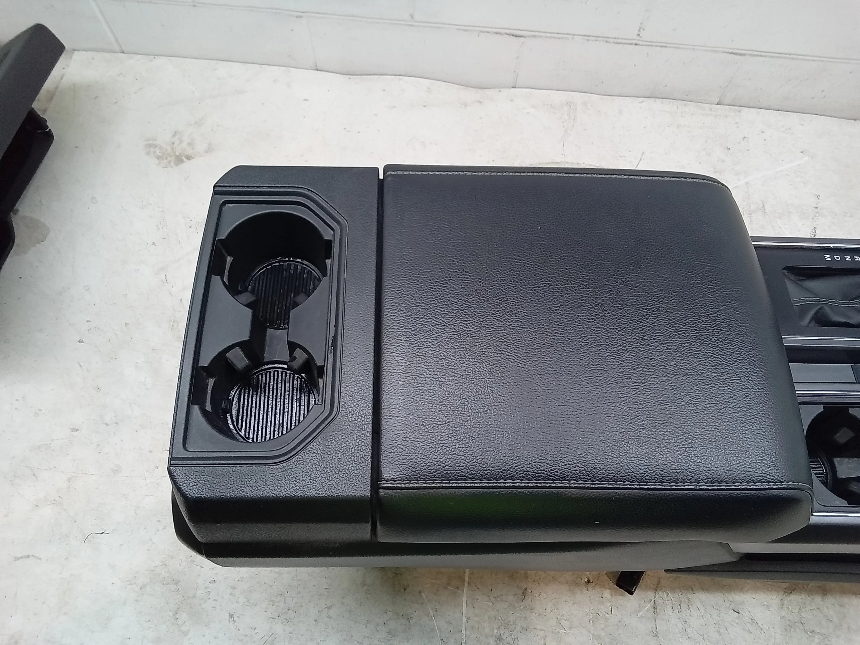 Pre-Owned 19 Ford  Floor Center Console / Shifter  100 Plug  (Good)