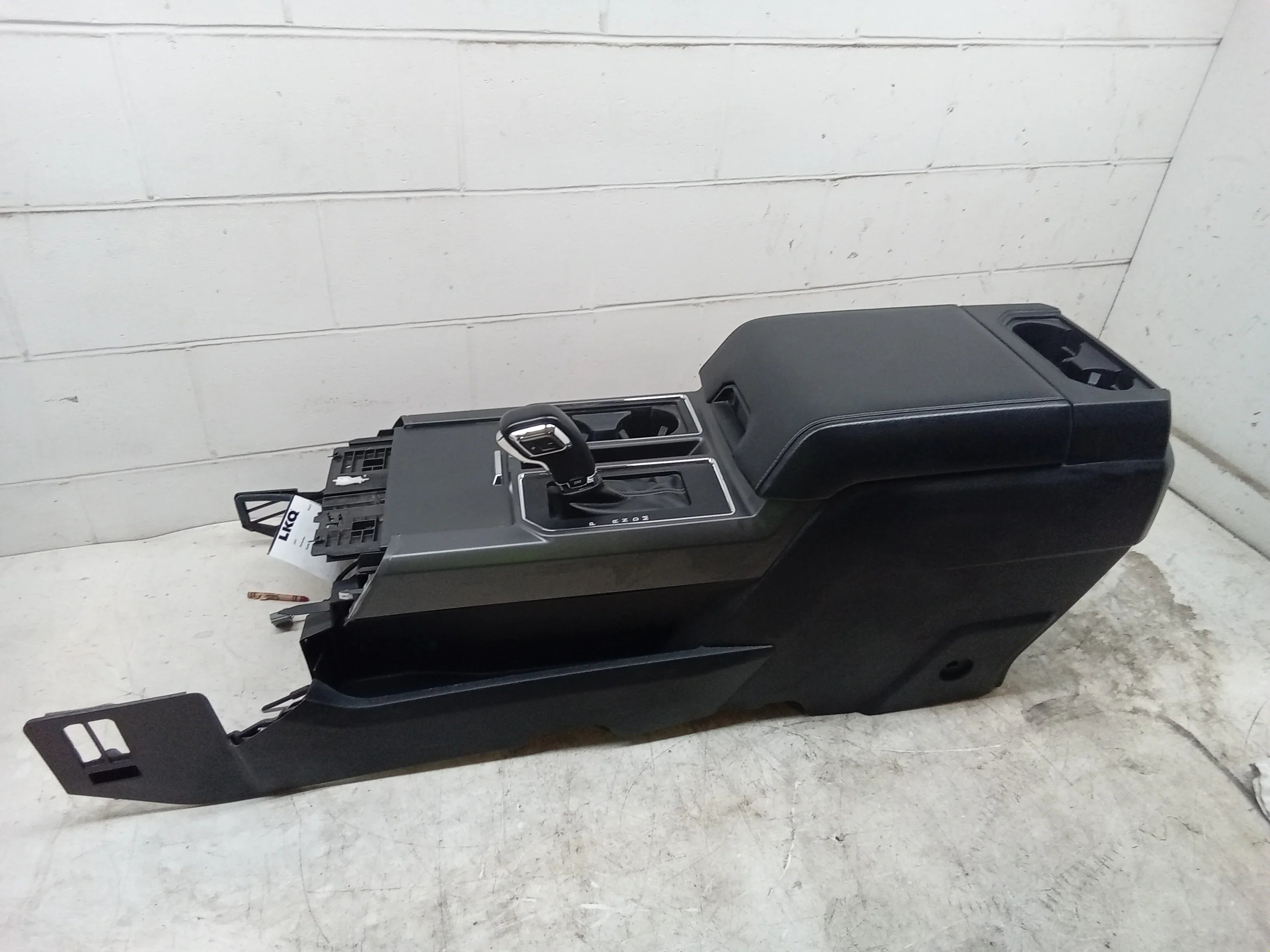 Pre-Owned 19 Ford  Floor Center Console / Shifter  100 Plug  (Good)