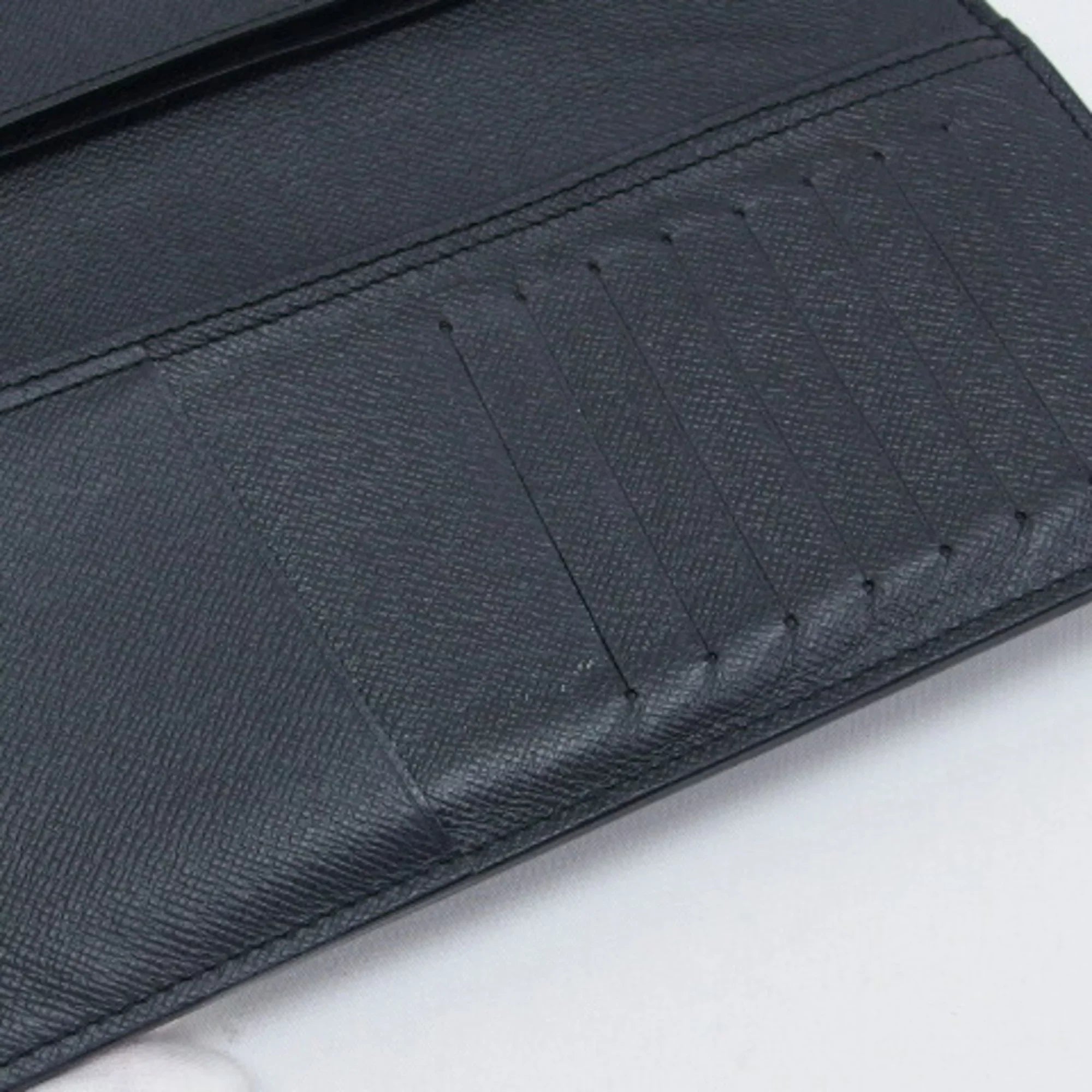 Pre-Owned Louis Vuitton Taiga Bifold Long Wallet Billfold Black (Good)