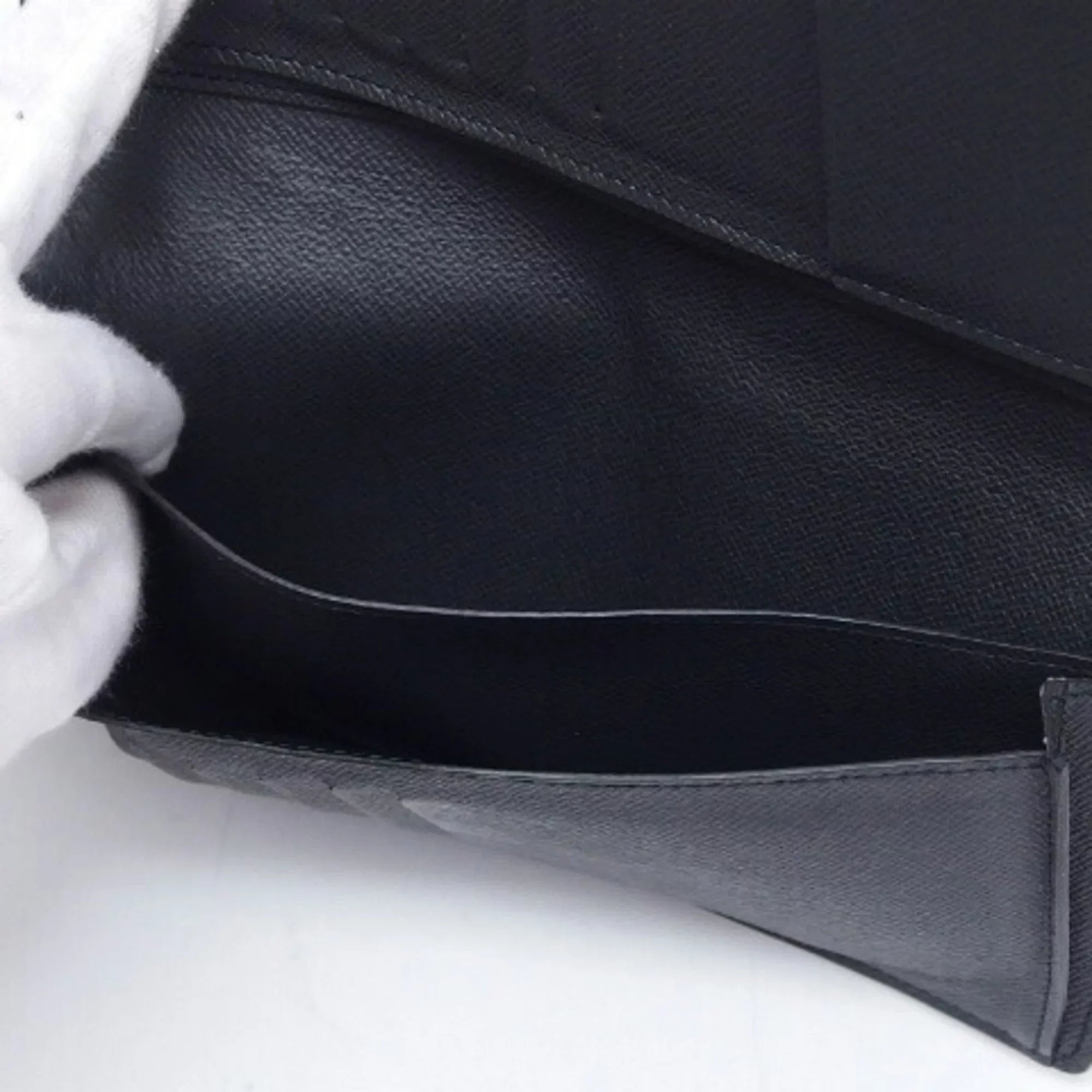 Pre-Owned Louis Vuitton Taiga Bifold Long Wallet Billfold Black (Good)