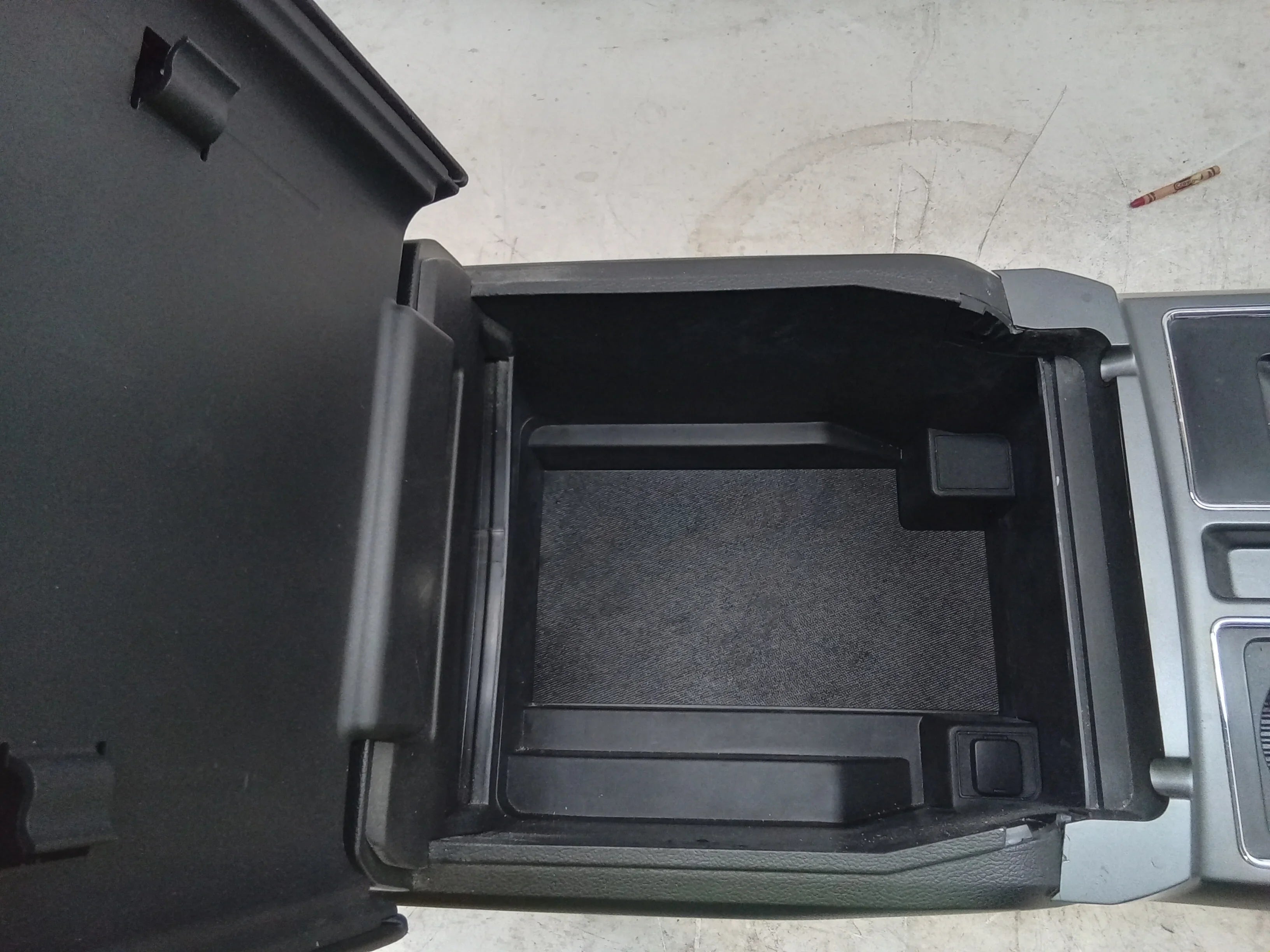 Pre-Owned 19 Ford  Floor Center Console / Shifter  100 Plug  (Good)