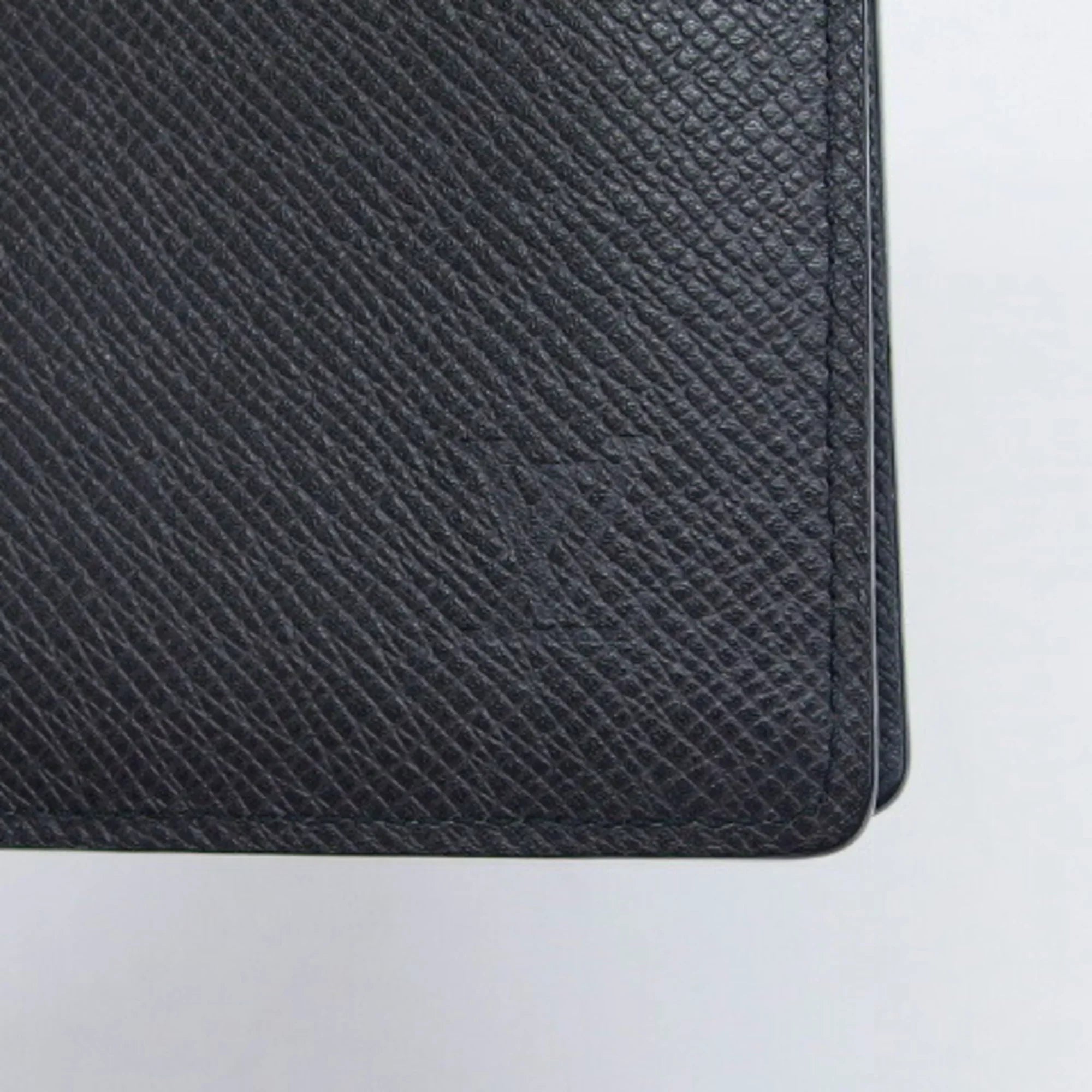 Pre-Owned Louis Vuitton Taiga Bifold Long Wallet Billfold Black (Good)