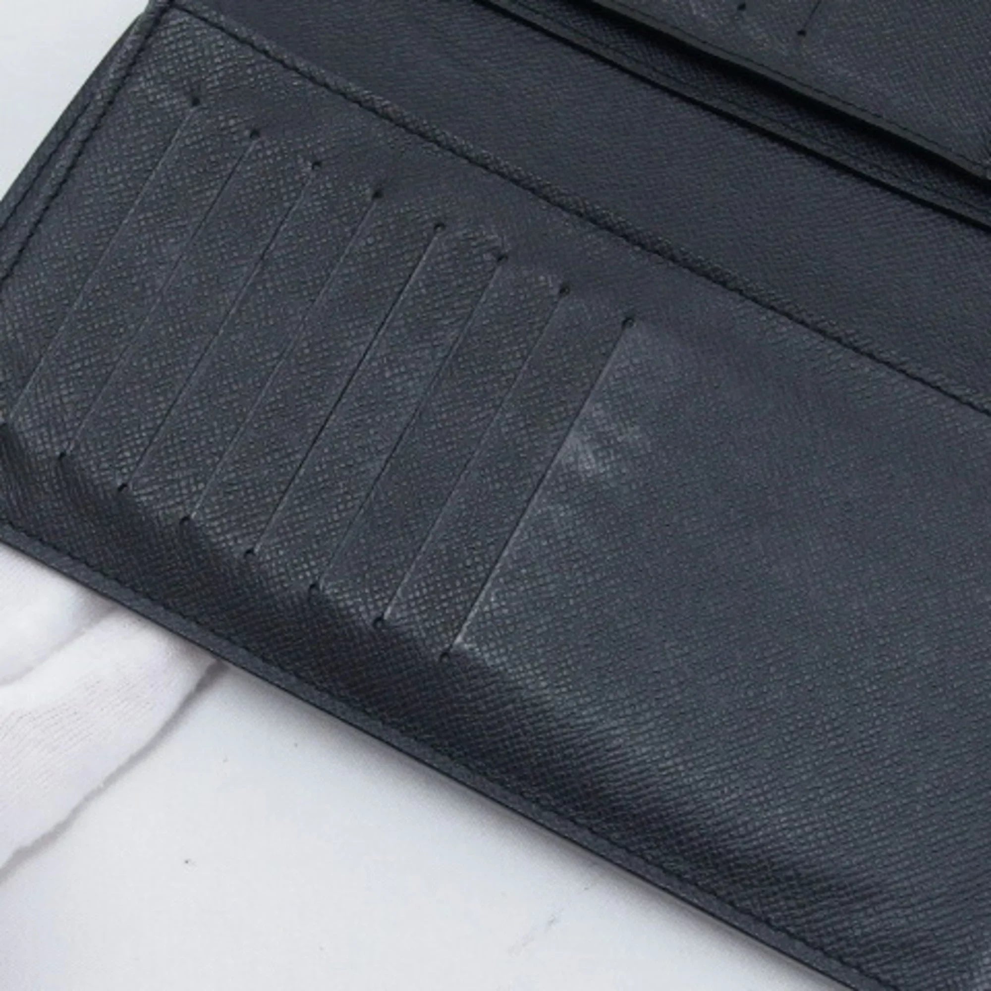 Pre-Owned Louis Vuitton Taiga Bifold Long Wallet Billfold Black (Good)