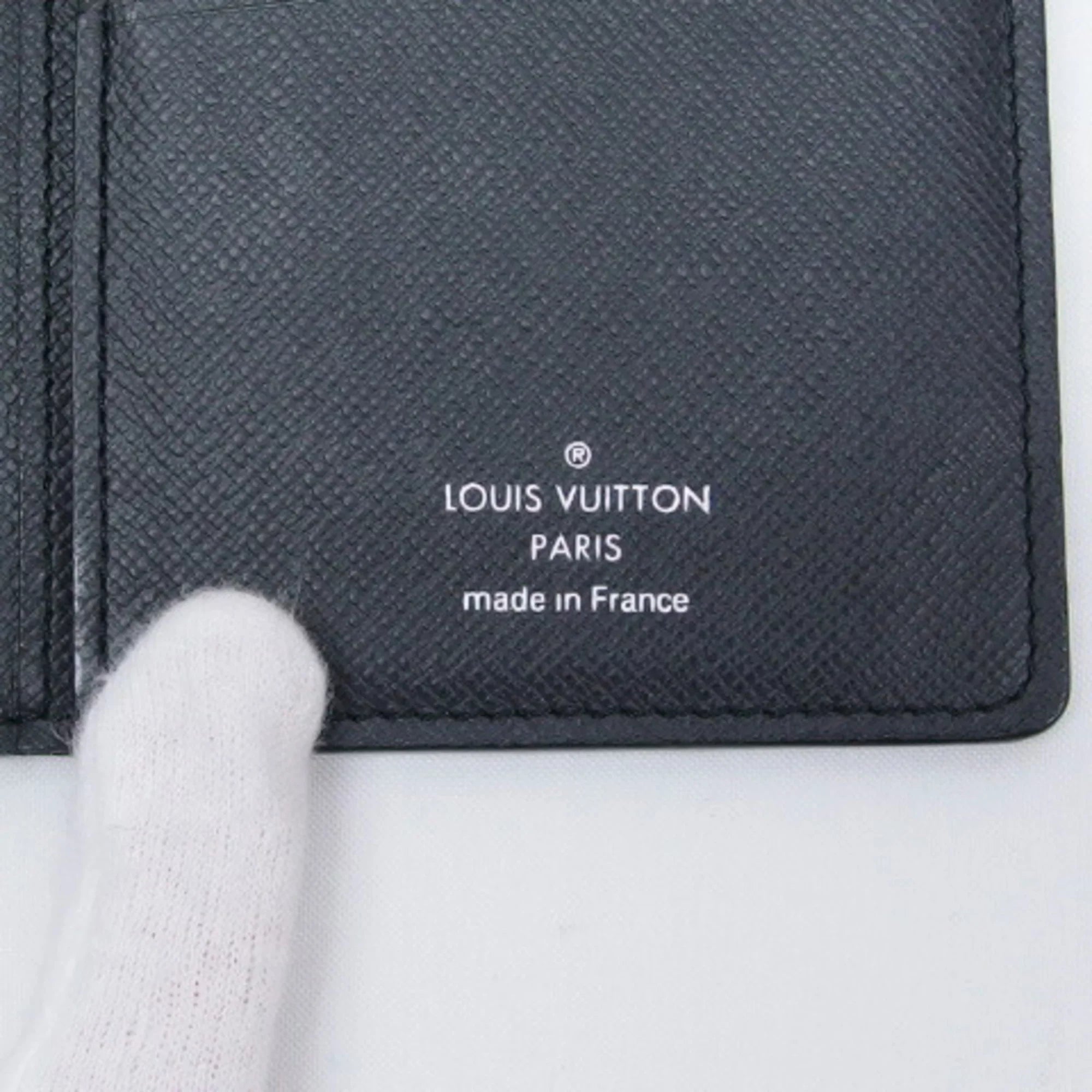 Pre-Owned Louis Vuitton Taiga Bifold Long Wallet Billfold Black (Good)